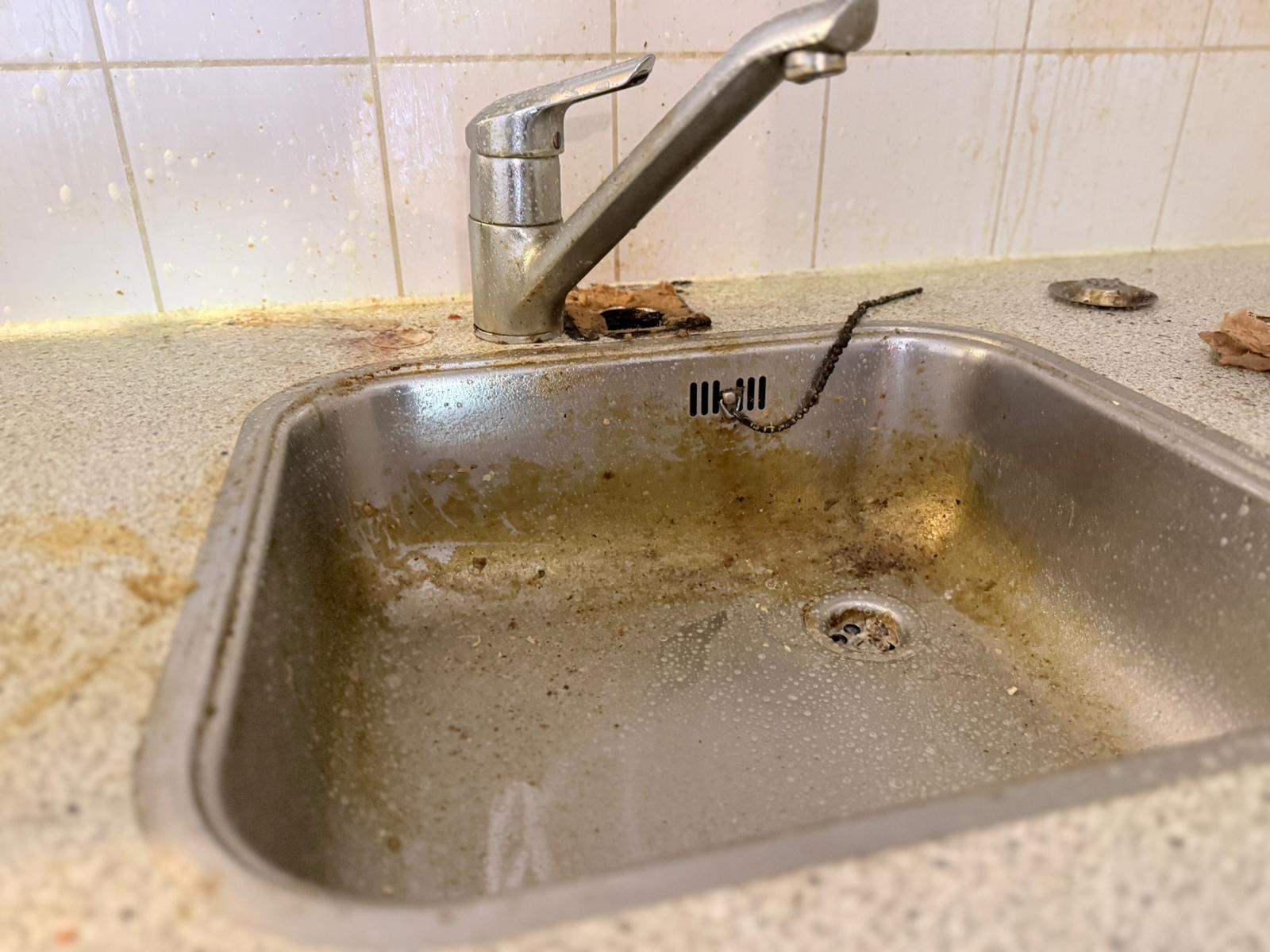 Aangekoekte spoelbak voor de schoonmaak