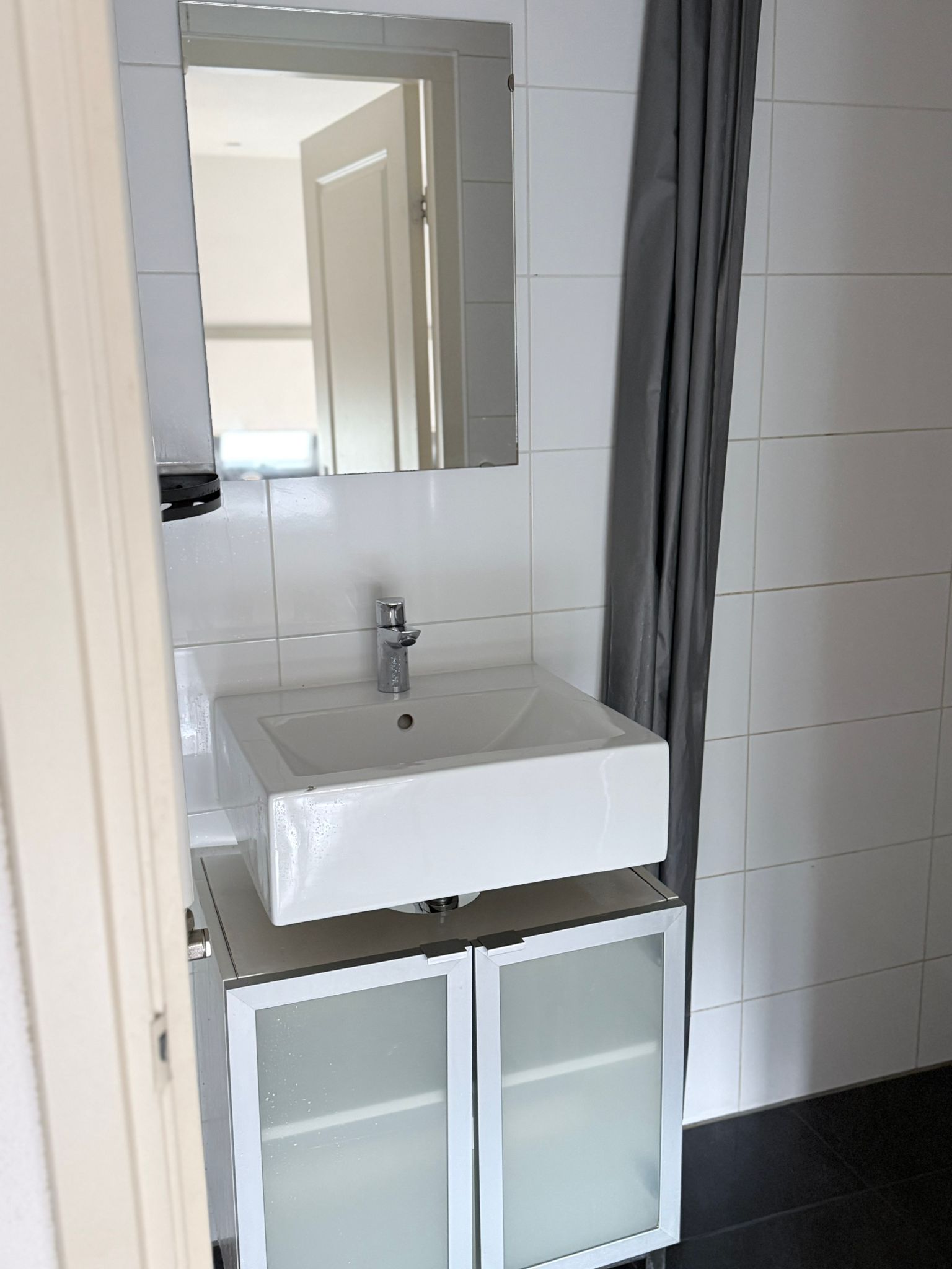 Wastafel en meubel weer glanzend na dieptereiniging